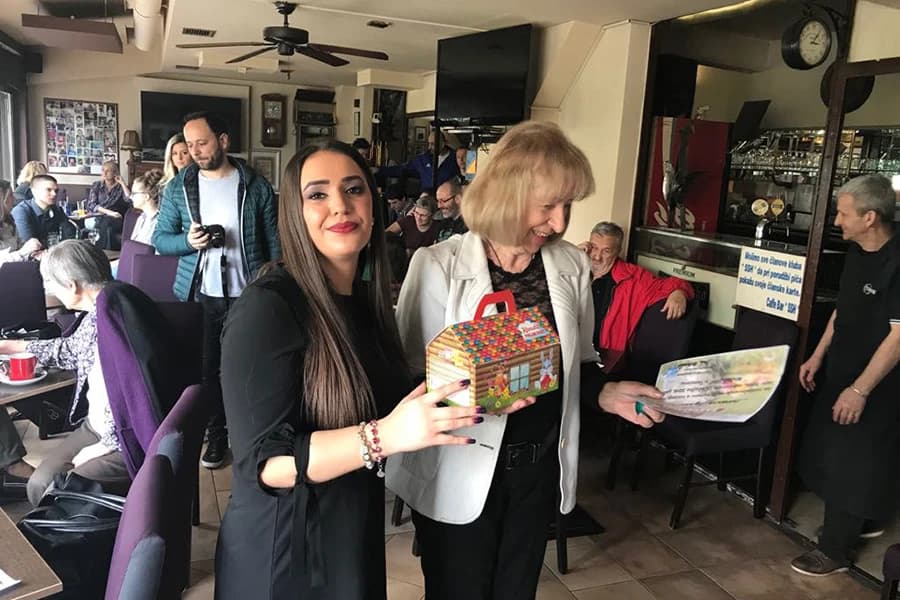 Uz Uskrs se vežu brojni tradicijski običaji; među njima su i bojanje i tucanje jaja – to su najstariji uskrsni običaji.