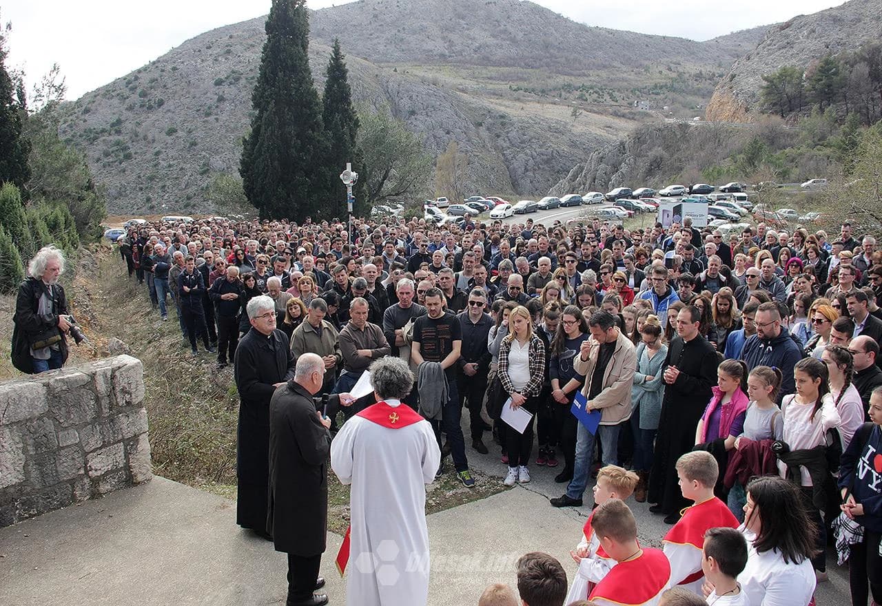Procesiju s tisućama vjernika predvode svećenici iz župe sv. Ivana apostola i evanđelista