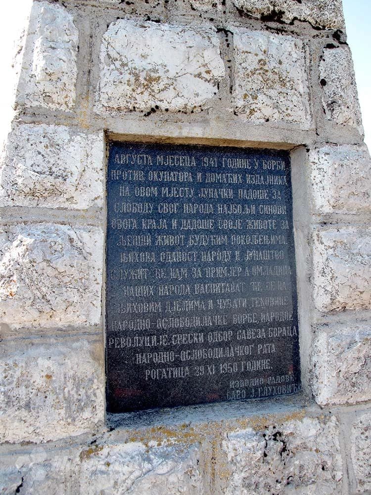 Sa spomenika u Han Stjenicama