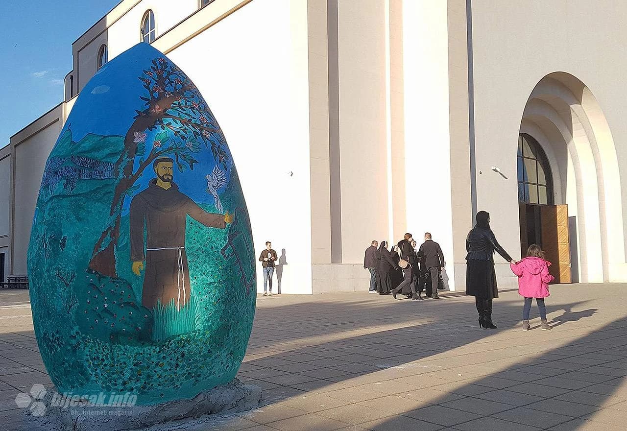 Pisanica ispred Crkve