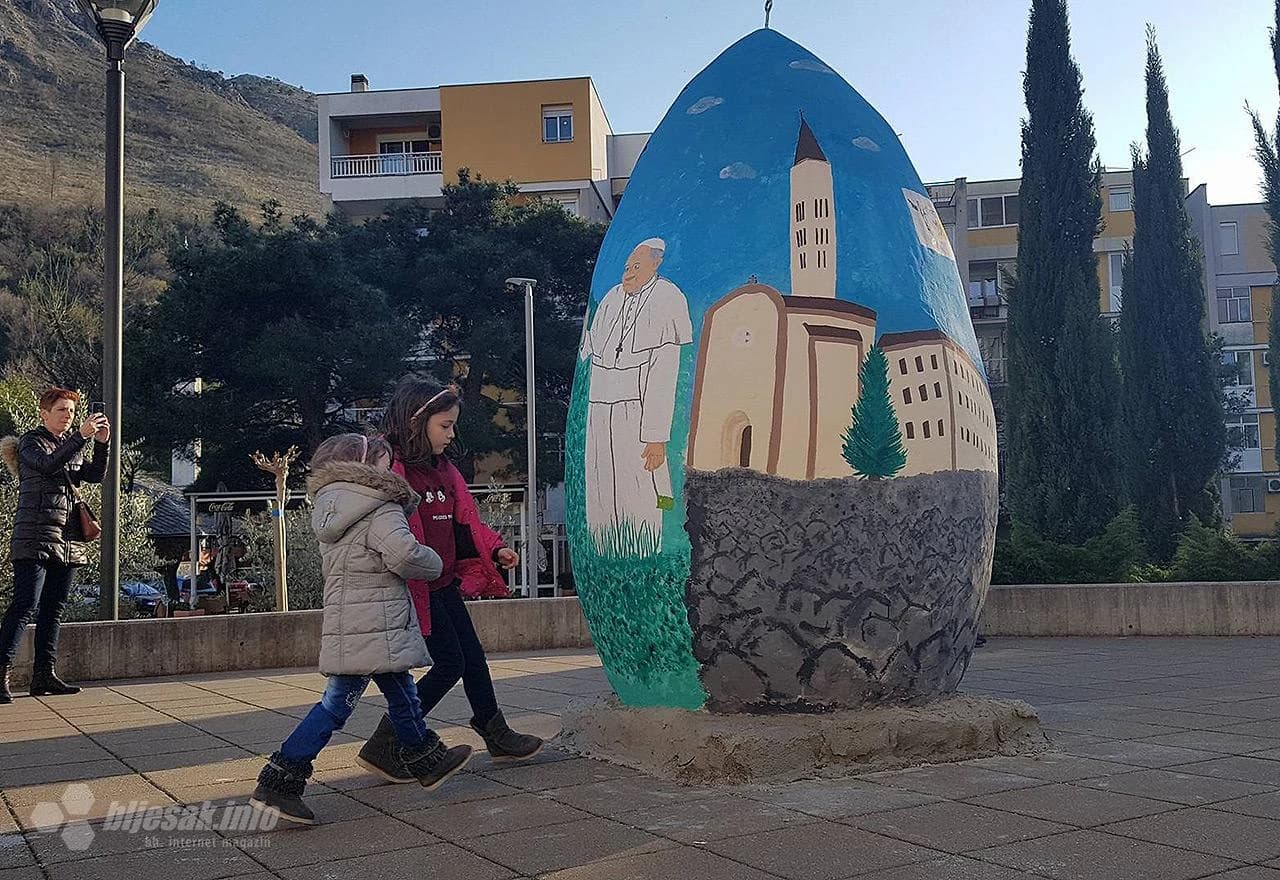 Pisanica ispred Crkve