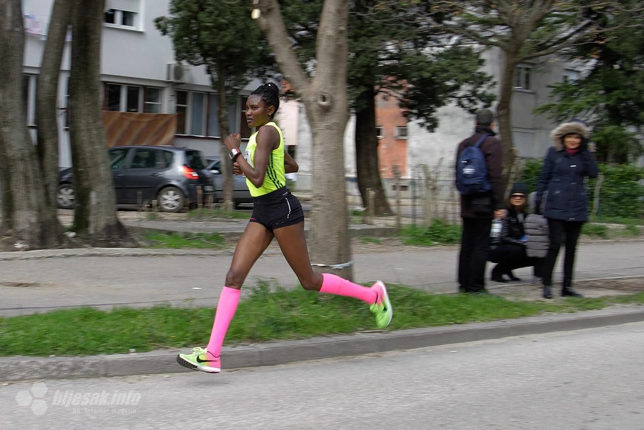 Srbijanski olimpijac Darko Živanović pobjednik je mostarskog polumaratona koji se u subotu održao u gradu na Neretvi.