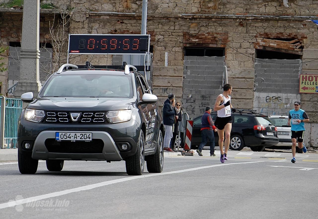 Srbijanski olimpijac Darko Živanović pobjednik je mostarskog polumaratona koji se u subotu održao u gradu na Neretvi.