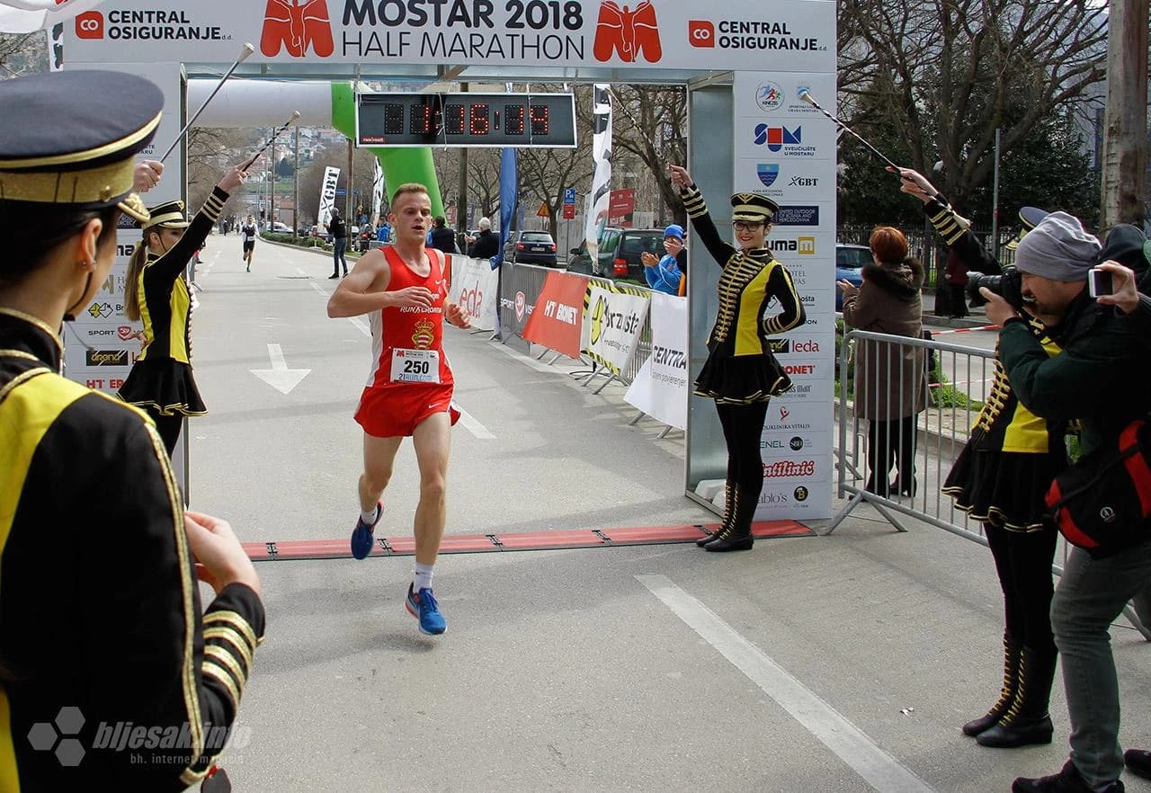 Srbijanski olimpijac Darko Živanović pobjednik je mostarskog polumaratona koji se u subotu održao u gradu na Neretvi.