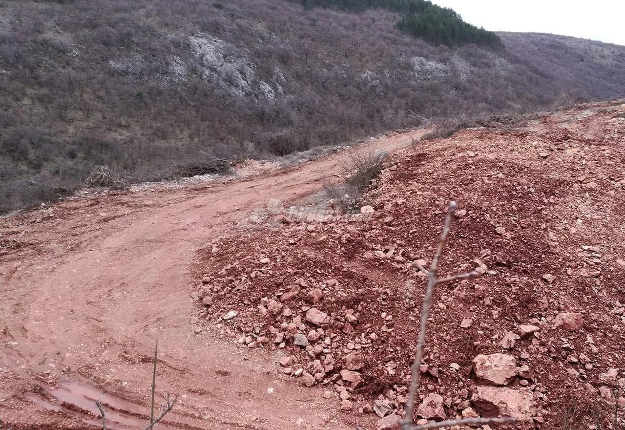 Iskop boksita u blizini izvora rijeke Lištice kojeg je Grad zatvorio