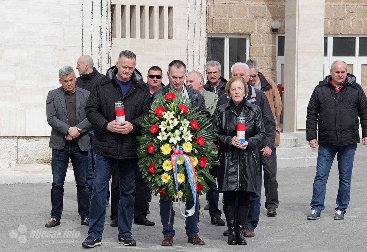 Polaganje cvijeća na spomenik pred Kosačom