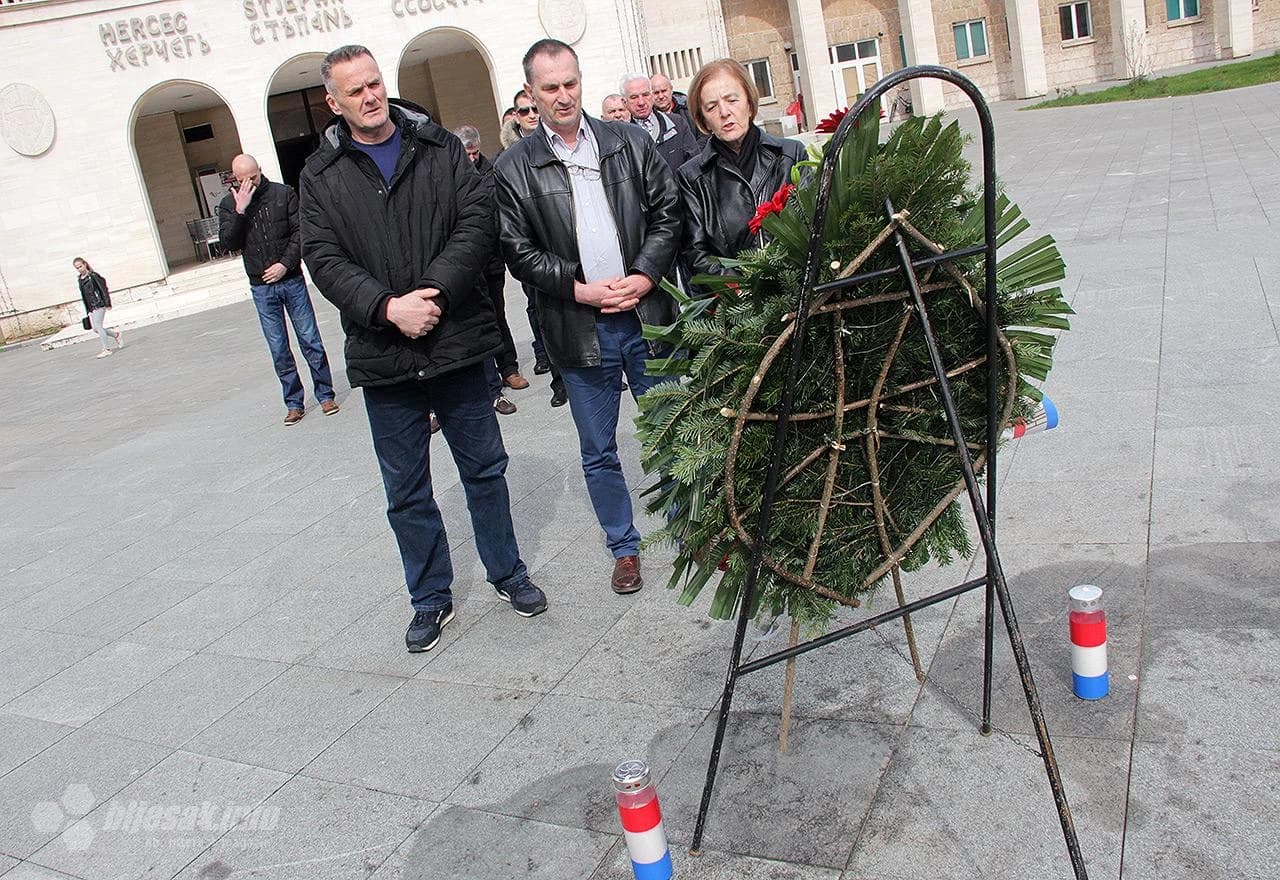 Polaganje cvijeća na spomenik pred Kosačom