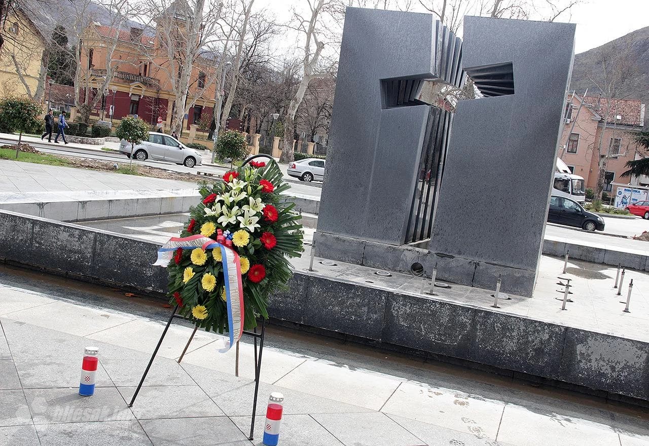 Spomenik i vijenac pred Kosačom