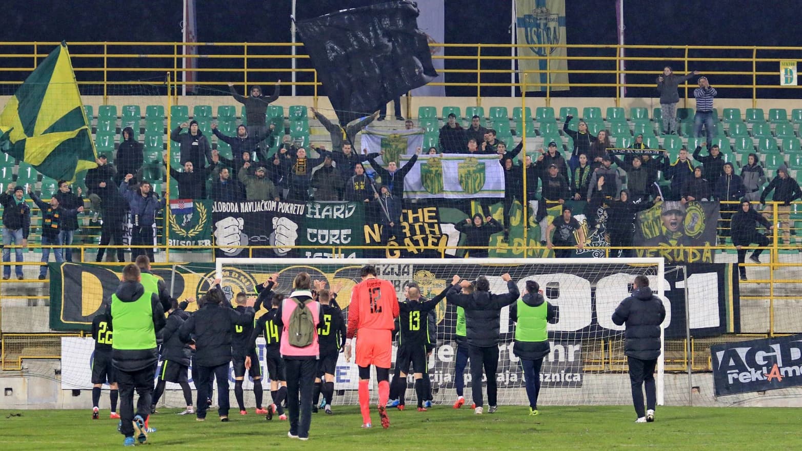 Igrači slave s navijačima