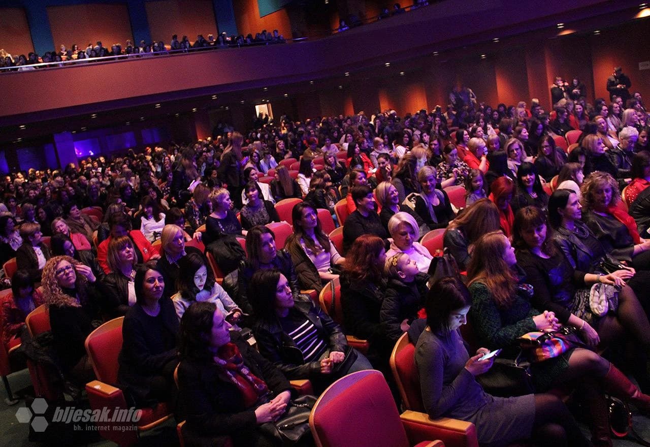 Publika u Kosači na koncertu benda The Frajle