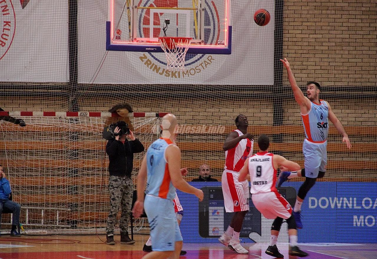 Ovo je bio prvi domaći poraz Zrinjskog