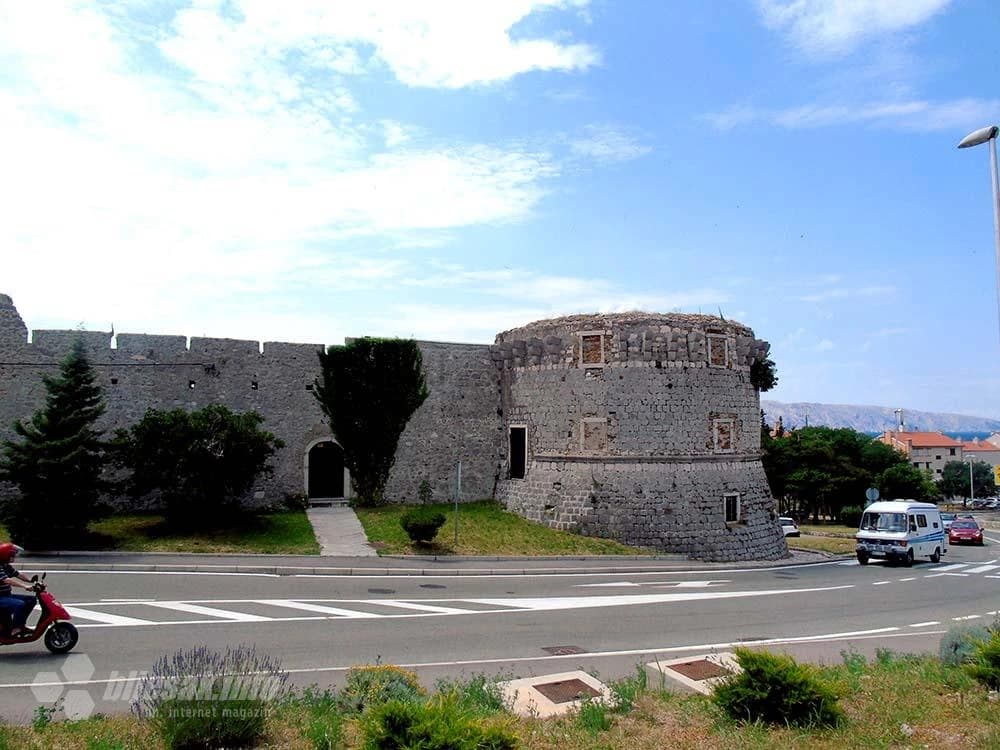 Papinska ili Leonova kula