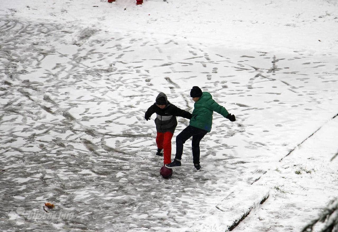 Djeca u Centru 2 igraju nogomet na snijegu
