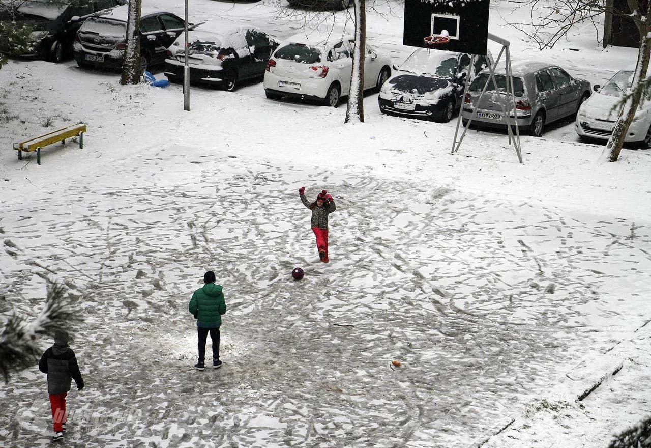 Djeca u Centru 2 igraju nogomet na snijegu