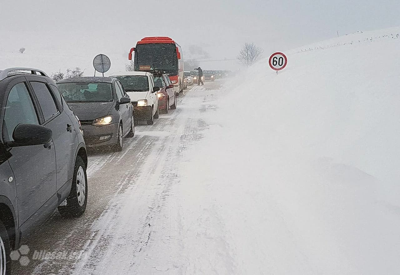 Snijeg na cesti oko Šujice