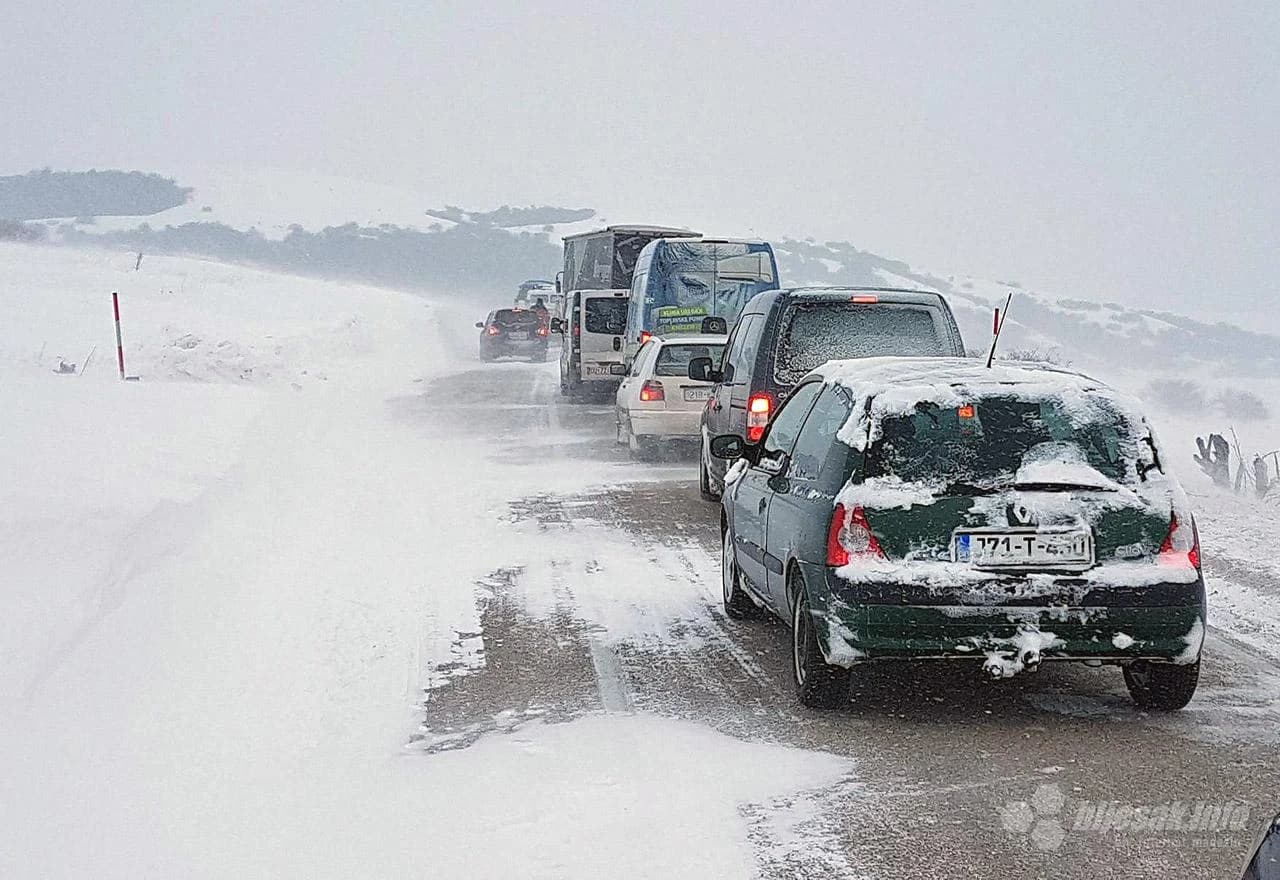 Snijeg na cesti oko Šujice