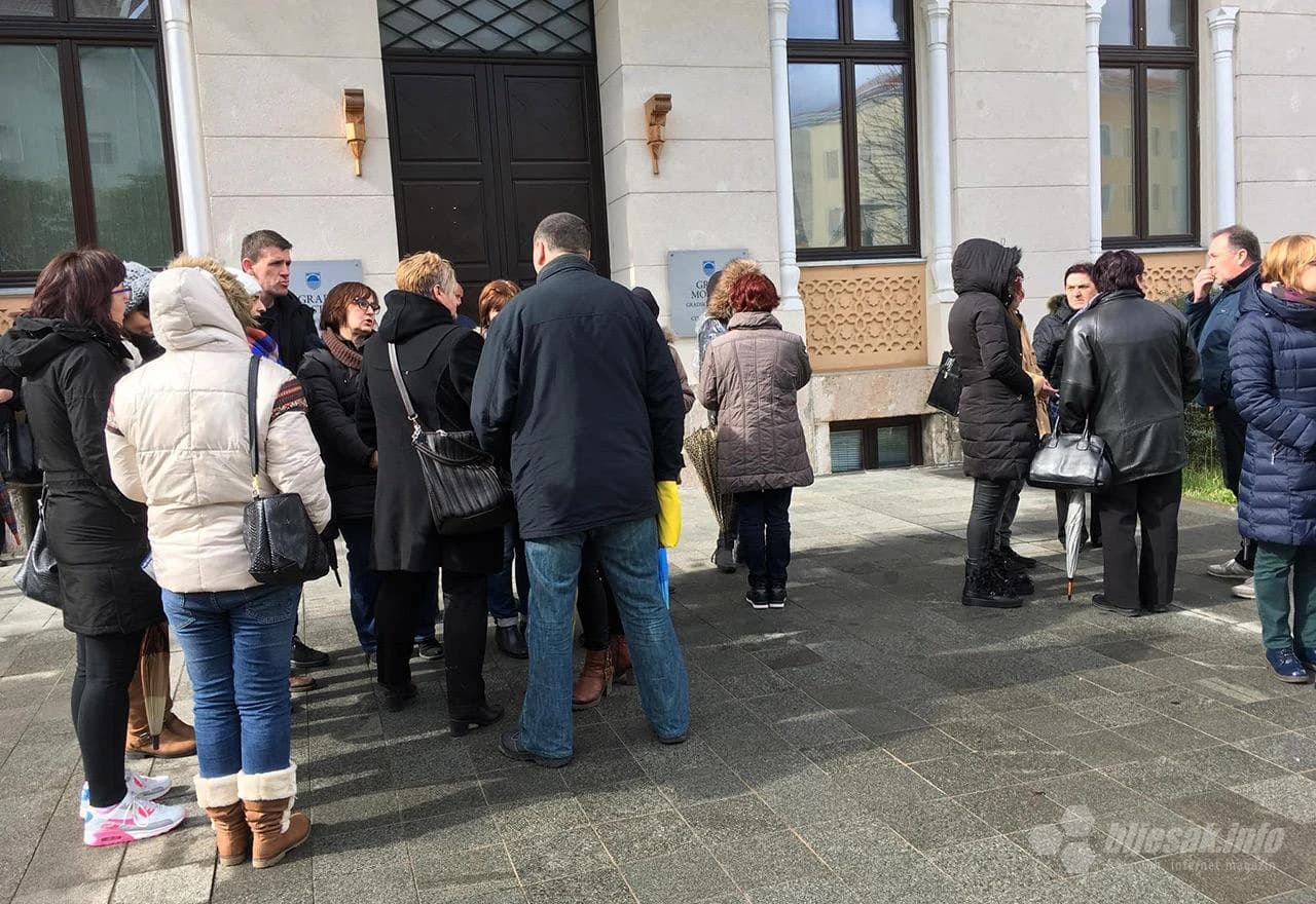 Radnici hotela pred Vijećnicom | Bljesak.info