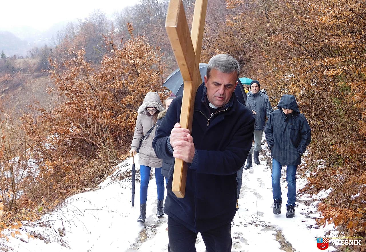 Pobožnost je predvodio don Ivan Tomić, uzdolski župnik