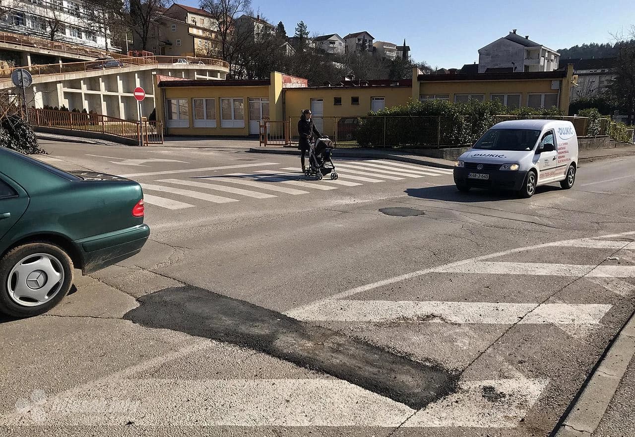 Asfaltirana rupa u Ulici bana Jelačića