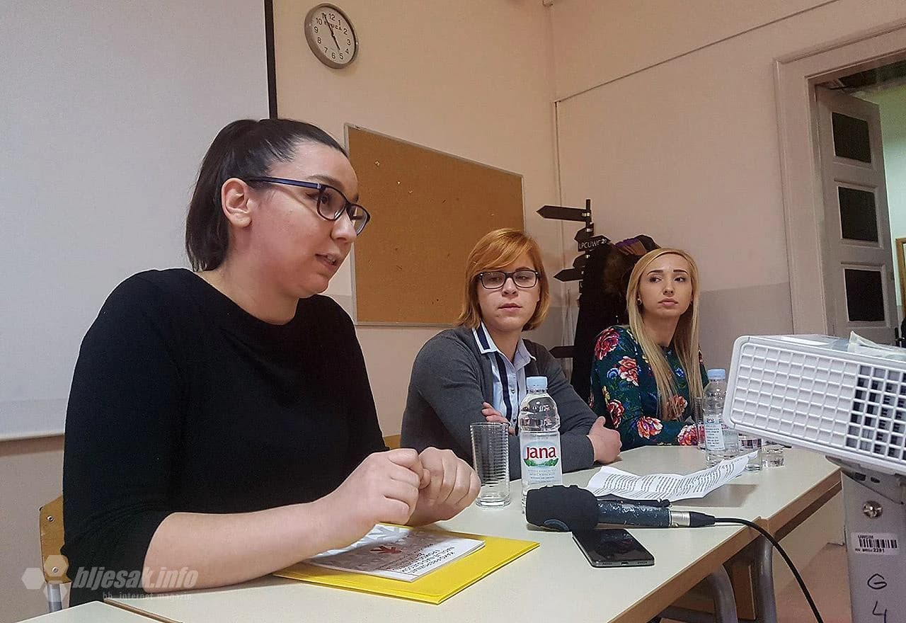 Vijeće mladih Grada Mostara, podružnica psihologa Hercegovina i Udruga "Žena BiH" održalo je javnu tribinu o temi "To možeš biti ti. To mogu biti ja. Stop nasilju! u sklopu projekta 'Jedna milijarda ustaje' 