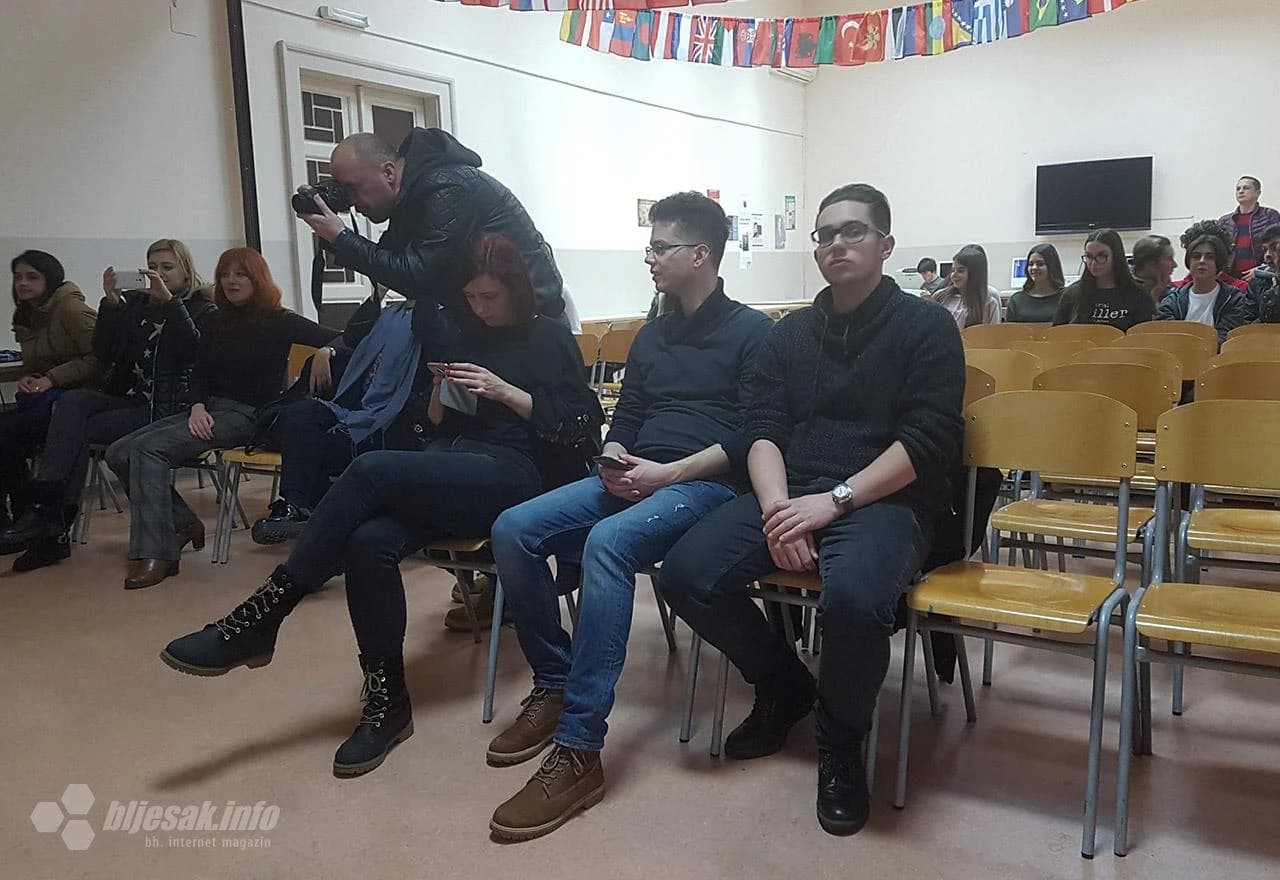 Vijeće mladih Grada Mostara, podružnica psihologa Hercegovina i Udruga "Žena BiH" održalo je javnu tribinu o temi "To možeš biti ti. To mogu biti ja. Stop nasilju! u sklopu projekta 'Jedna milijarda ustaje' 