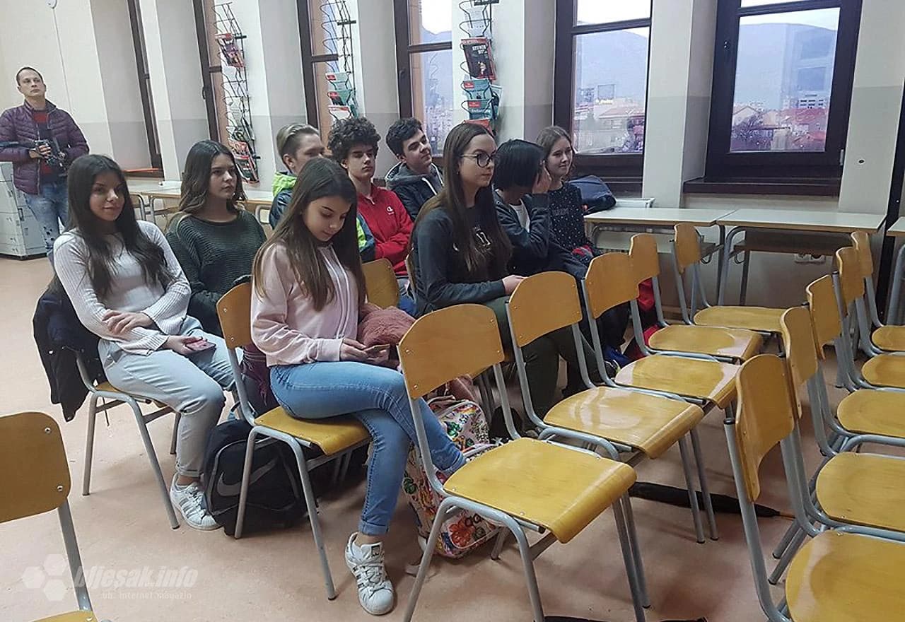 Vijeće mladih Grada Mostara, podružnica psihologa Hercegovina i Udruga "Žena BiH" održalo je javnu tribinu o temi "To možeš biti ti. To mogu biti ja. Stop nasilju! u sklopu projekta 'Jedna milijarda ustaje' 