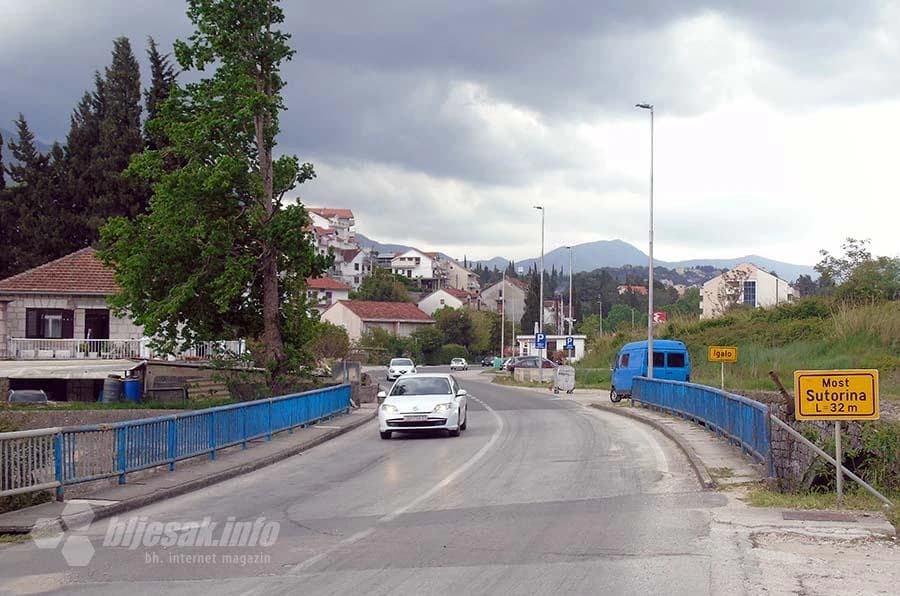 Most na rječici Sutorini ispred ulaza u Igalo