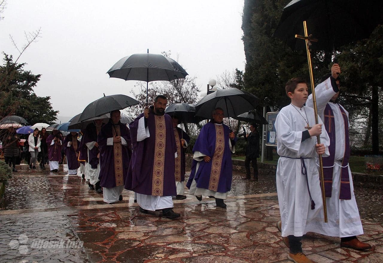 Procesija od ratnog skloništa do crkve