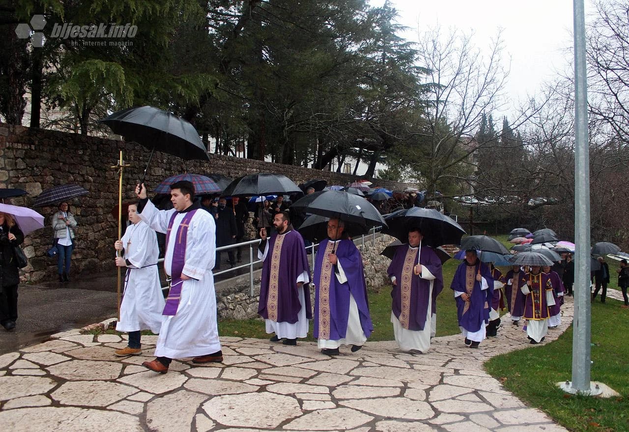 Procesija od ratnog skloništa do crkve