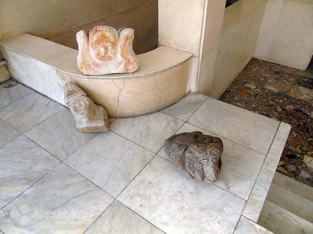 Kameni izlošci na ulazu u „Toplu vodu“ malkice podsjećaju na rimsko doba