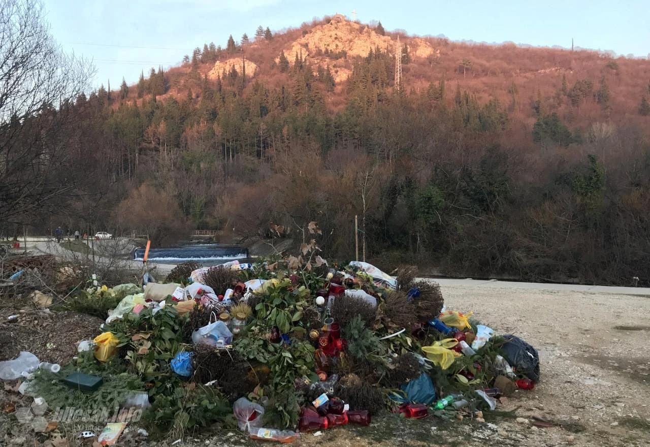 Hrpa smeća kod groblja u Borku