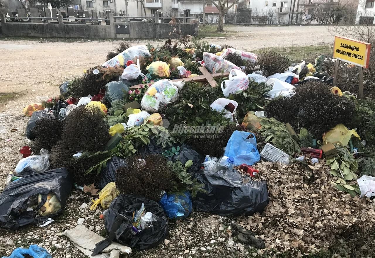 Hrpa smeća kod groblja u Borku