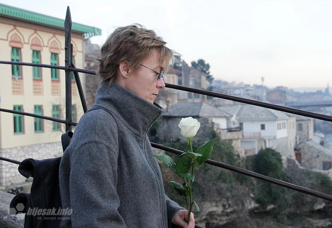 Priznanje patnje prilika za suživot: Sa Starog mosta bačene bijele ruže 
