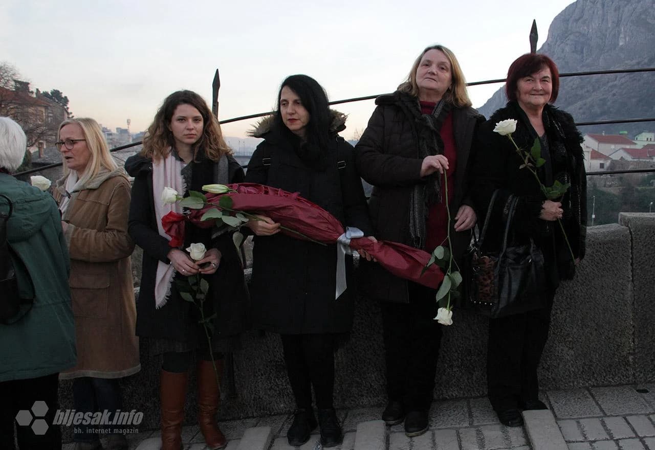 Priznanje patnje prilika za suživot: Sa Starog mosta bačene bijele ruže 