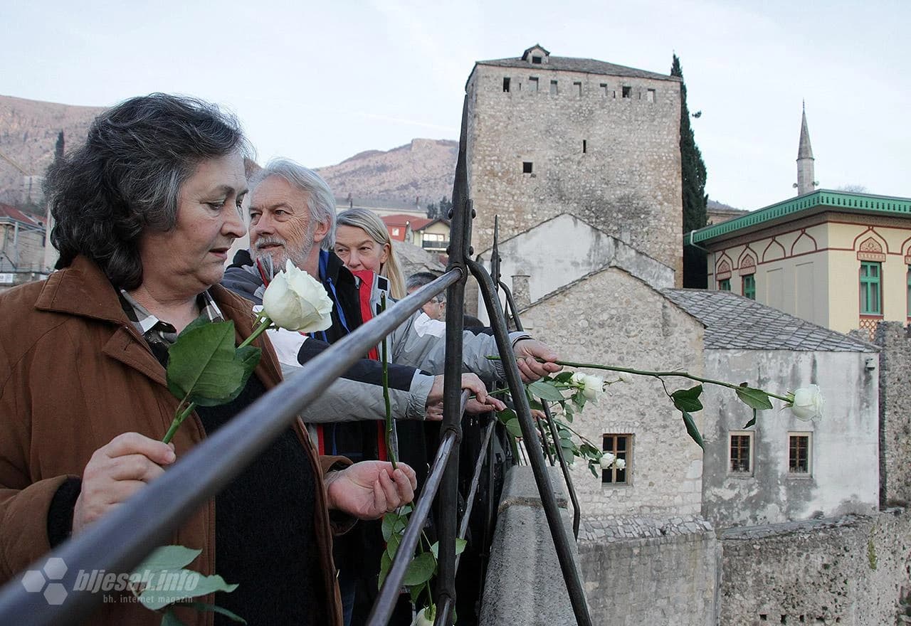 Priznanje patnje prilika za suživot: Sa Starog mosta bačene bijele ruže 