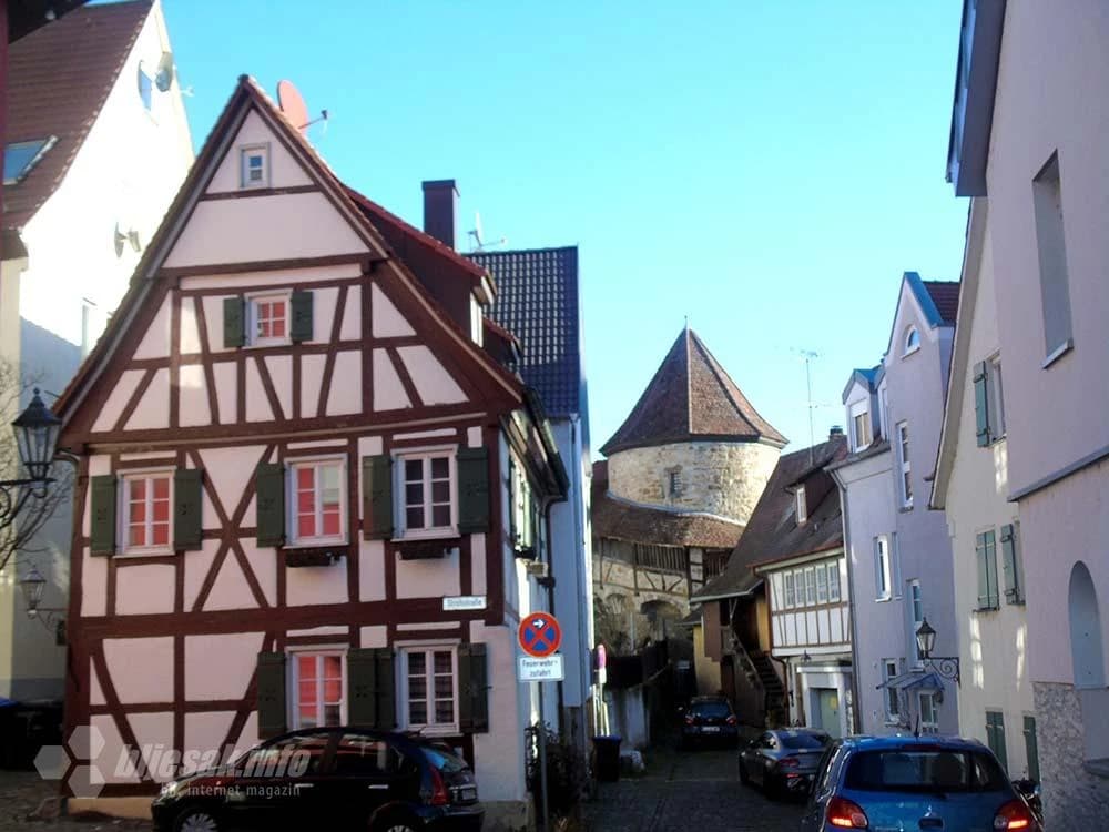 ...stisnula između kuća