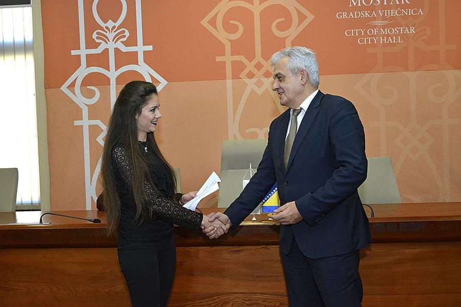 Grad Mostar dodijelio 65 stipendija za akademsku 2017./2018.