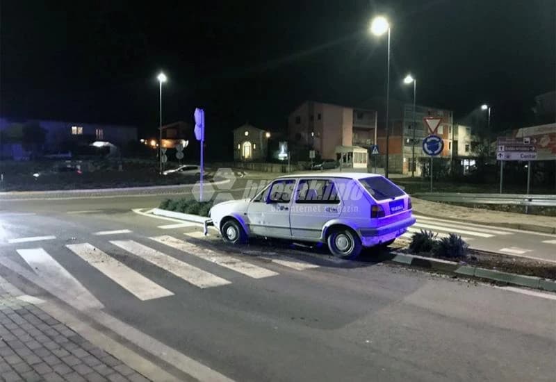 Golf II ''nasukao'' se na kružni tok u Širokom Brijegu