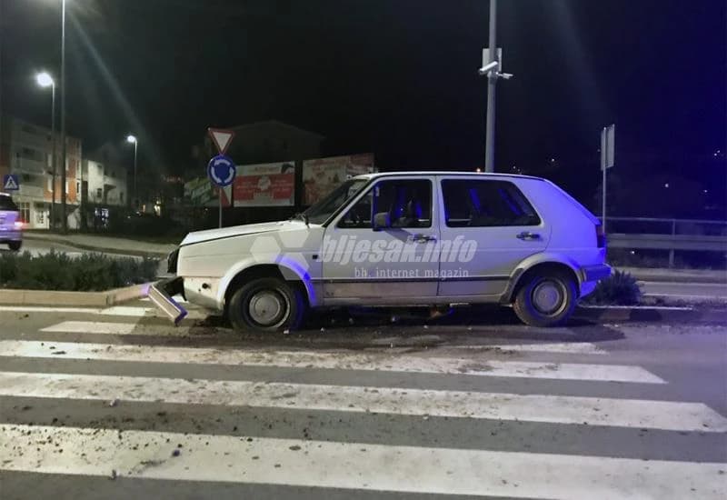 Golf II ''nasukao'' se na kružni tok u Širokom Brijegu