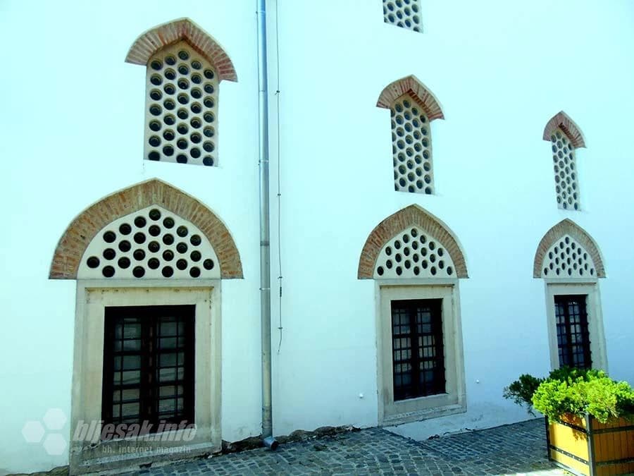 Po prozorima se vidi da je...