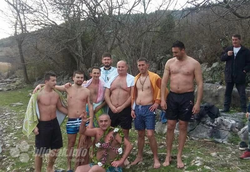 Plivanje za Časni krst na jezeru Škrka u Čapljini