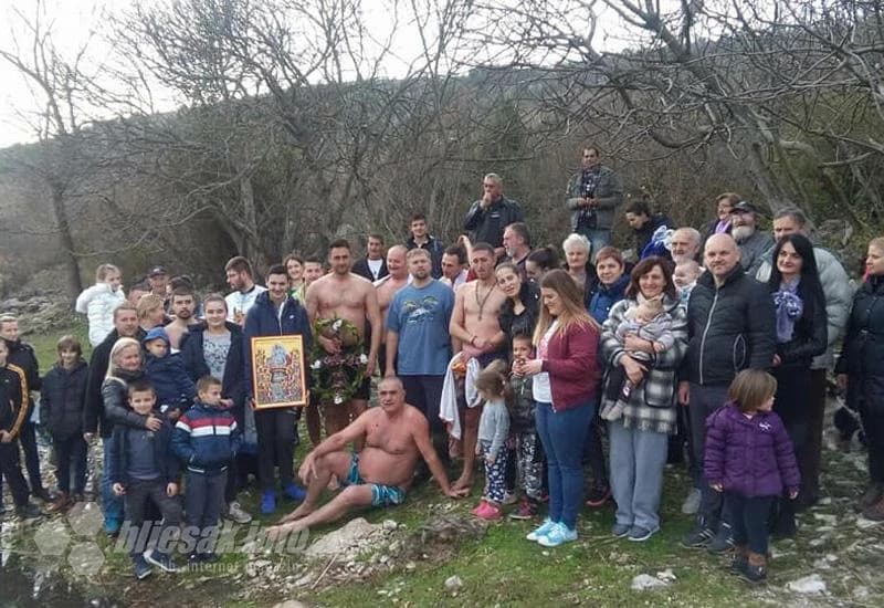 Plivanje za Časni krst na jezeru Škrka u Čapljini