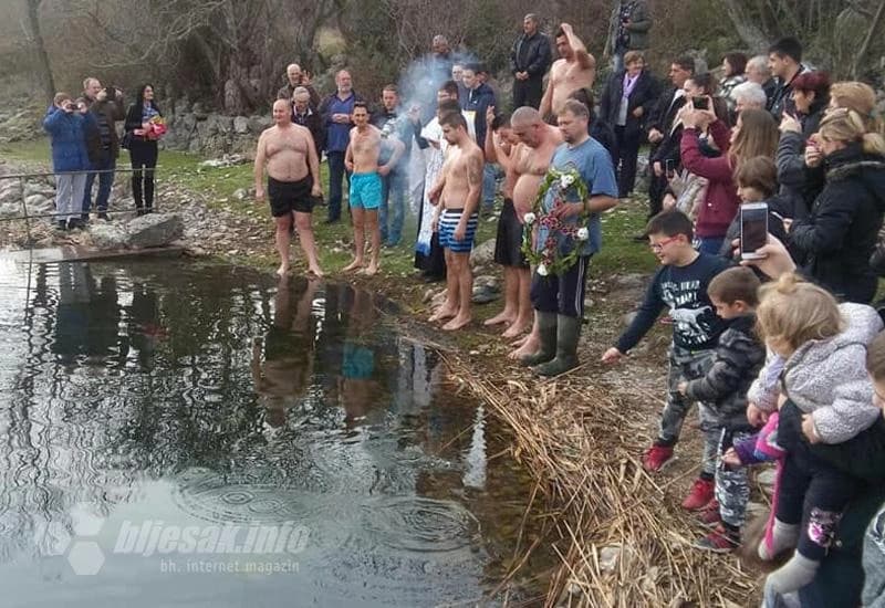 Plivanje za Časni krst na jezeru Škrka u Čapljini