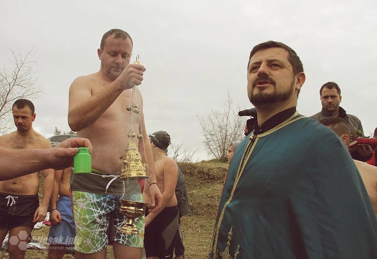 Sveštenici sa hrabrim plivačima 