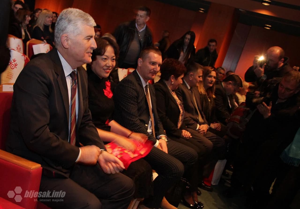 Pred mnogobrojnom publikom i visokim dužnosnicima, umjetnici Pekinške akademije predstavili su svoje istaknute umjetničke točke čime su simbolično označili početak kineske lunarne Nove godine - godine psa