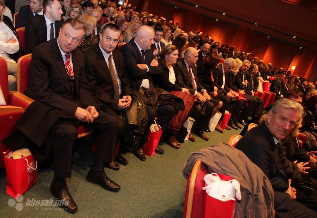 Pred mnogobrojnom publikom i visokim dužnosnicima, umjetnici Pekinške akademije predstavili su svoje istaknute umjetničke točke čime su simbolično označili početak kineske lunarne Nove godine - godine psa