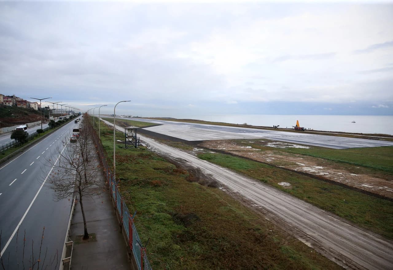 Zrakoplov se zaustavio nekoliko metara od Crnog mora