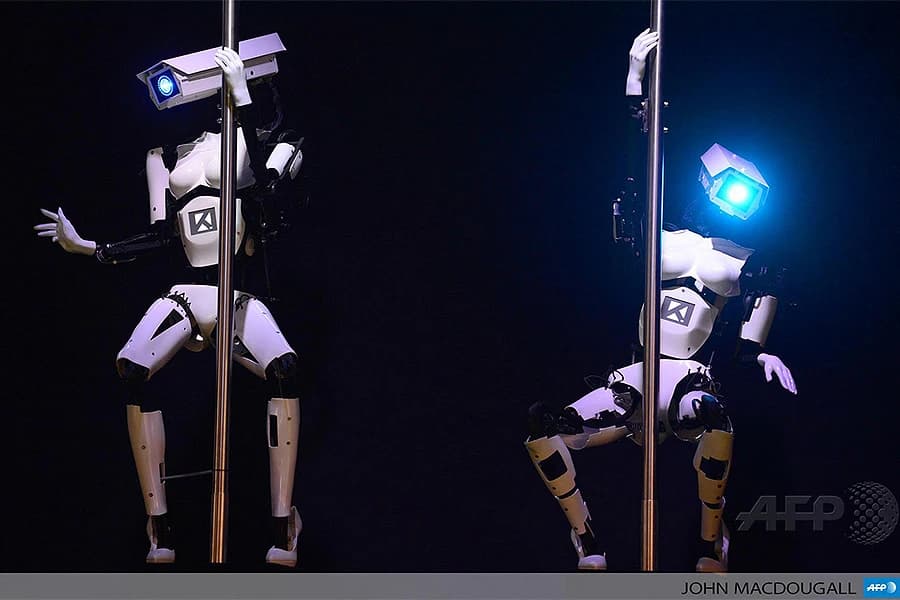 Foto: AFP/ Iako na pozornici stoje plastično-metalne plesačice koje umjesto glava imaju sigurnosne kamere,  posjetitelji se ne žale