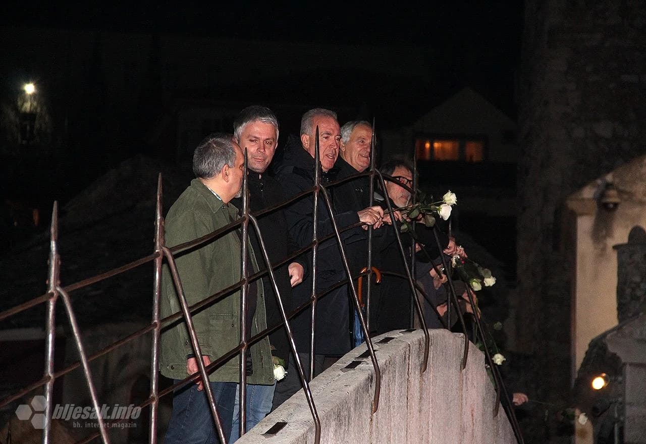 Projekcija fotografije Predraga Lucića na Starom mostu i bacanje cvijeća u Neretvu njemu u spomen