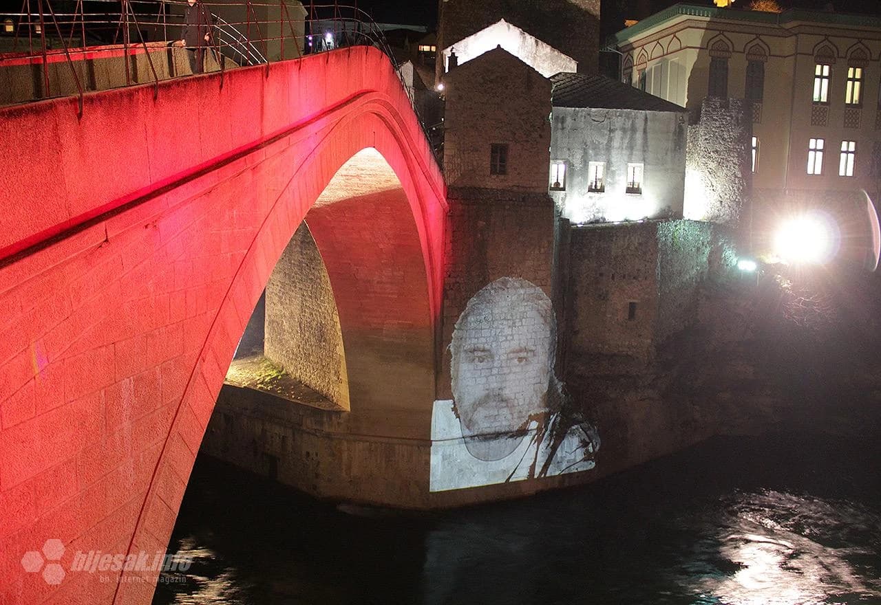 Projekcija fotografije Predraga Lucića na Starom mostu i bacanje cvijeća u Neretvu njemu u spomen